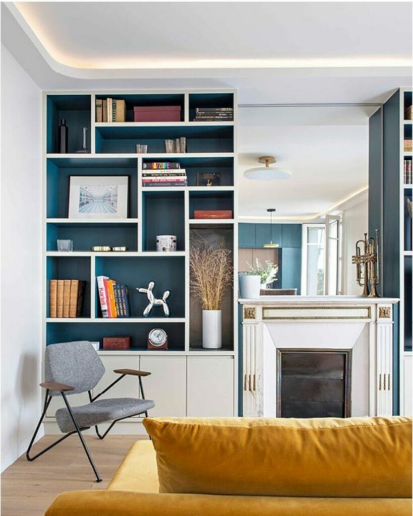 Trasformare una stanza con le cornici al soffitto: 5 proposte per rileggere un evergreen del décor