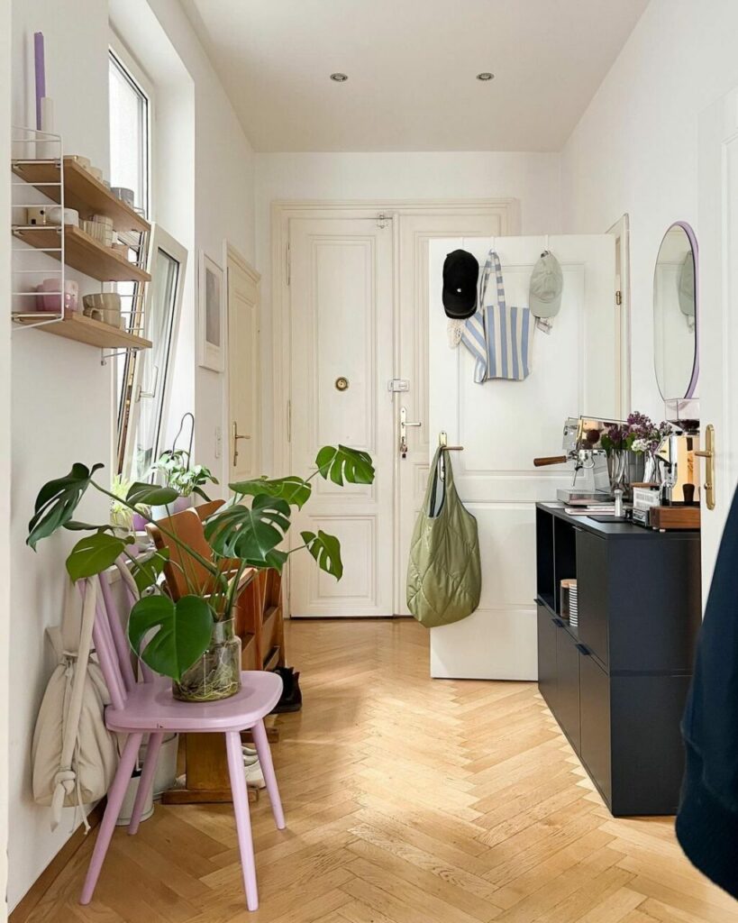 Oggetti cromati e mobili a giorno fanno di un appartamento di 80 metri quadri il nido perfettamente organizzato di una futura architetta