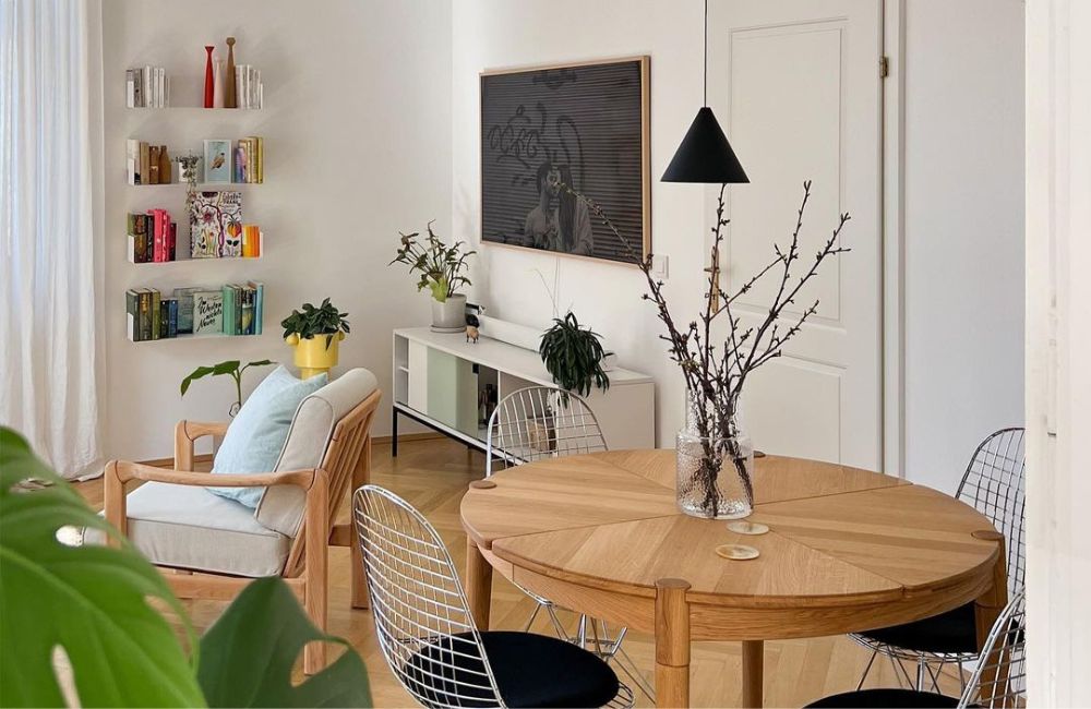 Oggetti cromati come le sedie di Vitra e mobili in legno chiaro dal mood scandinavo caratterizzano lo stile di Lara