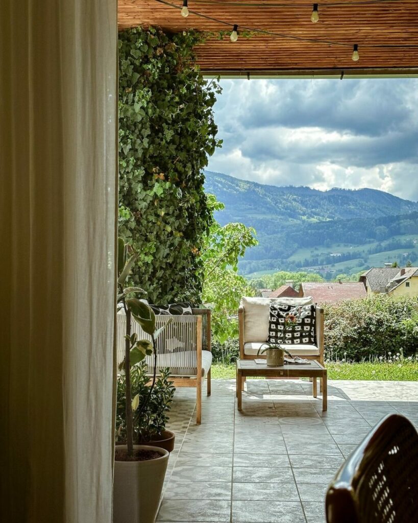 Una casa con vista sulle Alpi: un bungalow anni 70 si trasforma in una spettacolare residenza di famiglia che celebra la bellezza del legno