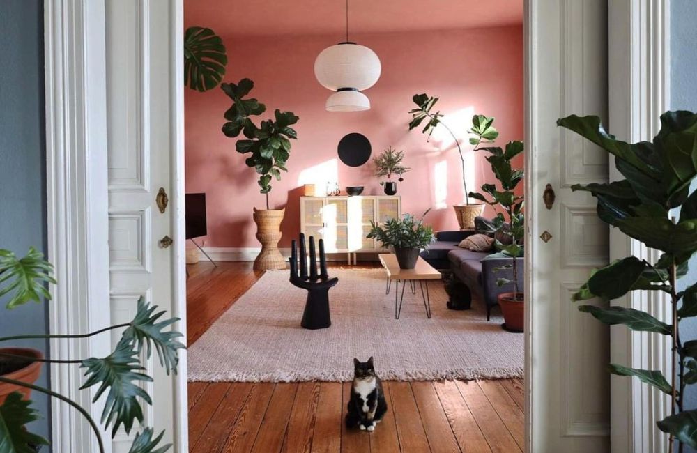 Un mood eclettico che mixa il vintage con il japandi domina la sala dipinta di rosa