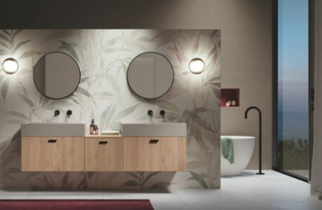 Gli arredi bagno modulari sono i protagonisti di questa soluzione allestita presso lo Spazio Colavene