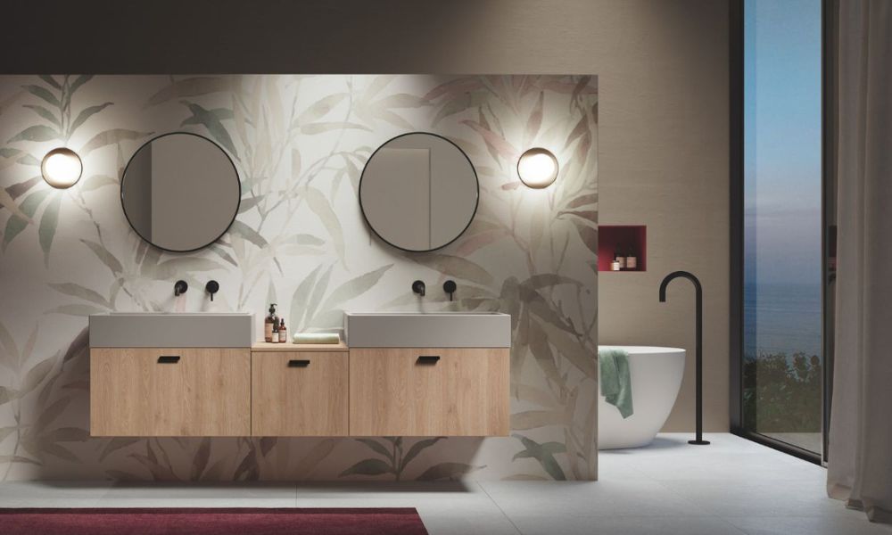 Gli arredi bagno modulari sono i protagonisti di questa soluzione allestita presso lo Spazio Colavene