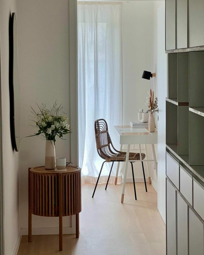 Minimalismo e stile scandinavo, mobili bianchi e legno chiaro per 100 metri quadri di serenità