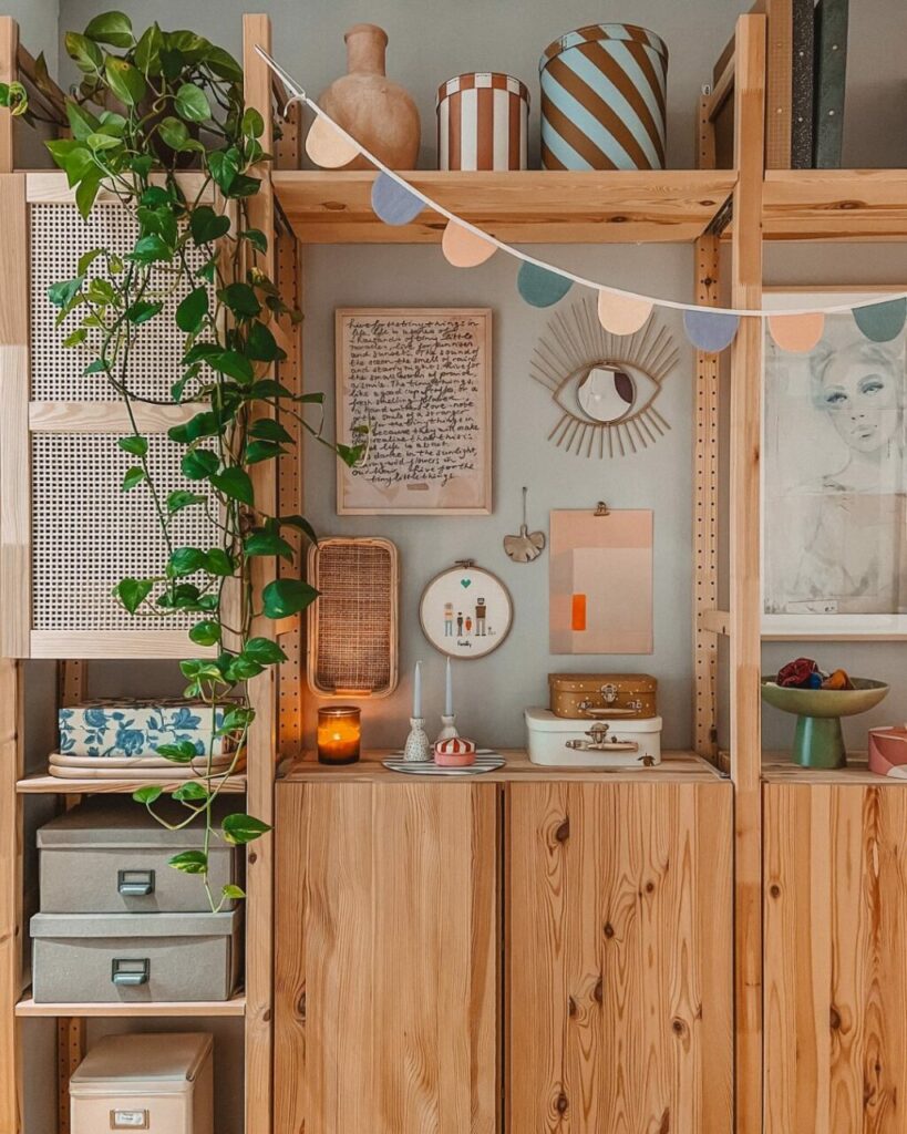 Stile boho chic: mobili usati, toni naturali e dettagli etnici nel perfetto mix di una casa a 2 piani con giardino