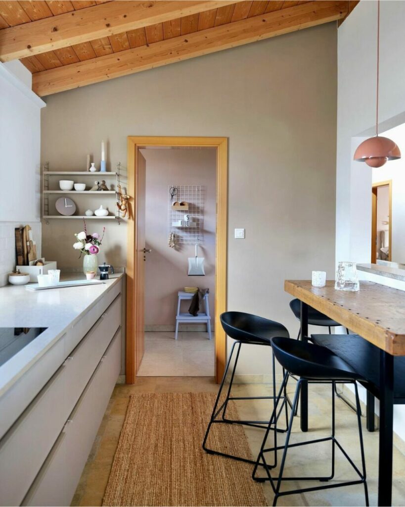 Una casa in legno, soffitti di 4 metri e toni pastello: il trionfo del colore nello stile scandinavo