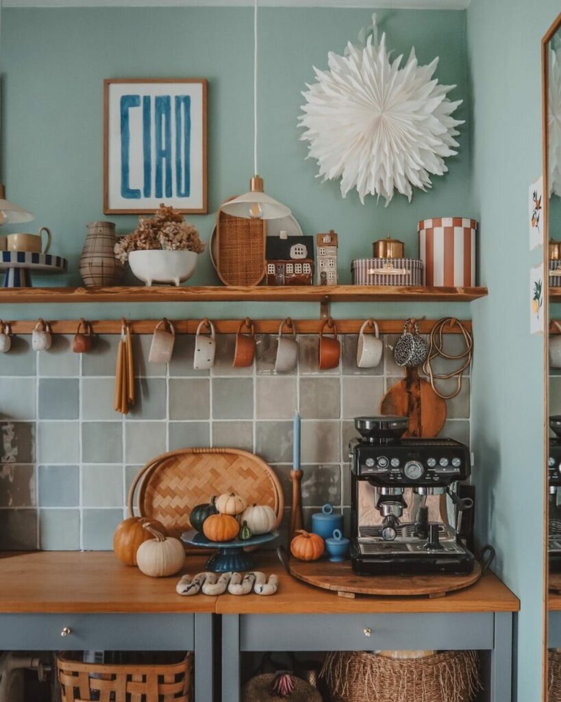 Stile boho chic: mobili usati, toni naturali e dettagli etnici nel perfetto mix di una casa a 2 piani con giardino