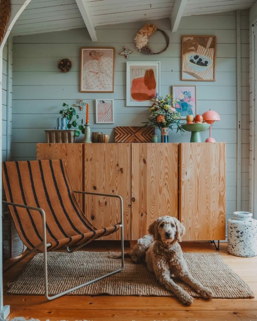 Stile boho chic: mobili usati, toni naturali e dettagli etnici nel perfetto mix di una casa a 2 piani con giardino