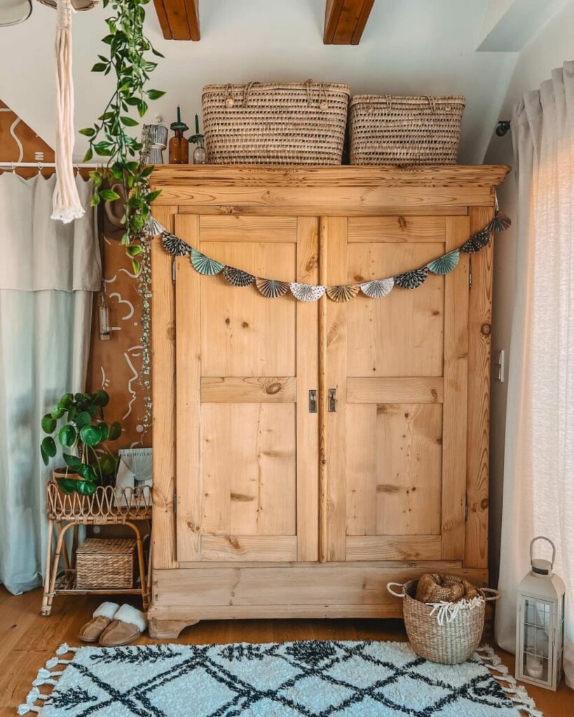 Stile boho chic: mobili usati, toni naturali e dettagli etnici nel perfetto mix di una casa a 2 piani con giardino