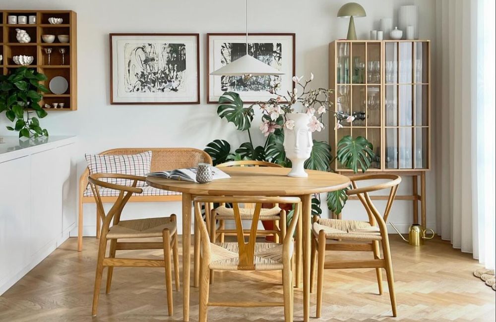 Con il tavolo e le sedie dal design scandinavo, la sala da pranzo vede protagonisti i mobili moderni in legno