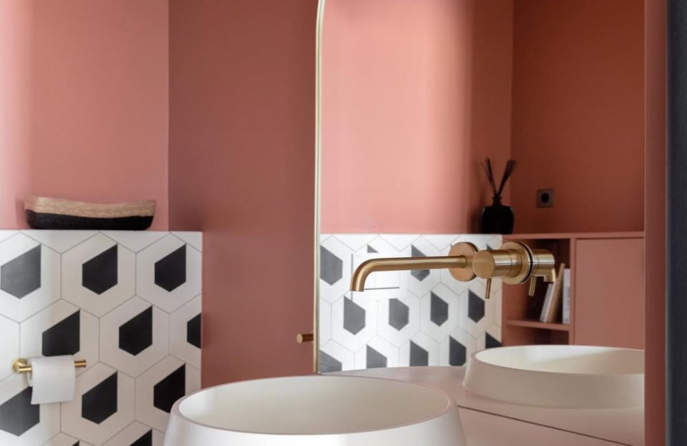 Un bagno colorato di rosa per la interior designer Caroline Andréoni