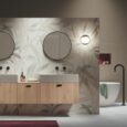 Gli arredi bagno modulari sono i protagonisti di questa soluzione allestita presso lo Spazio Colavene